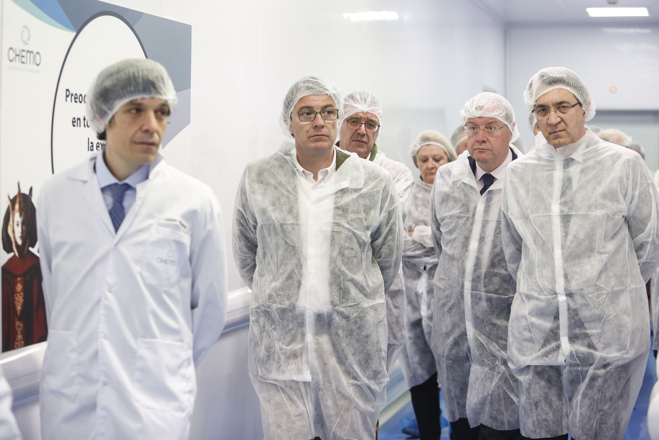 El presidente del PP de Castilla y León, Alfonso Fernández Mañueco, visita la planta de León Farma en Villaquilambre (León). Junto a él, el presidente provincial, Juan Martínez Majo y el alcalde de León, Antonio Silván entre otras autoridades