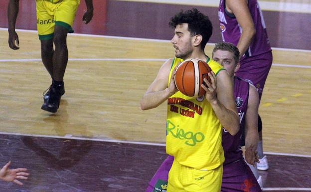 Un lance de un partido de Basket León.