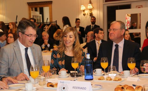 Galería. El presidente de la Diputación y el alcalde de León con la gerente de leonoticias durante el encuentro. 