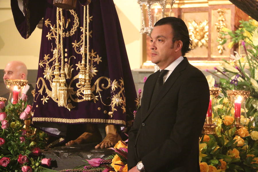 Fotos: Besapié en Santa Nonia