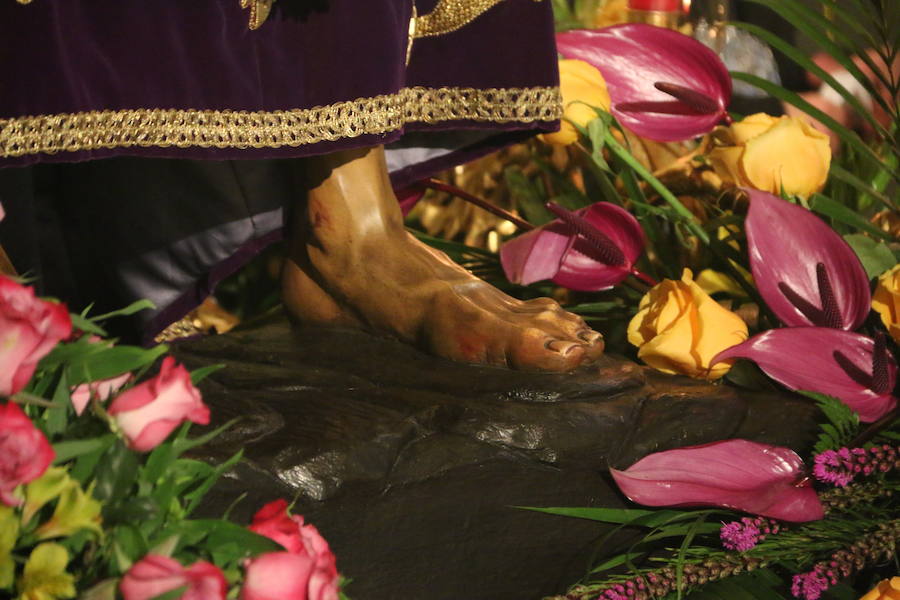 Fotos: Besapié en Santa Nonia