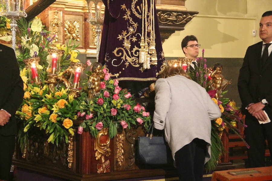 Fotos: Besapié en Santa Nonia