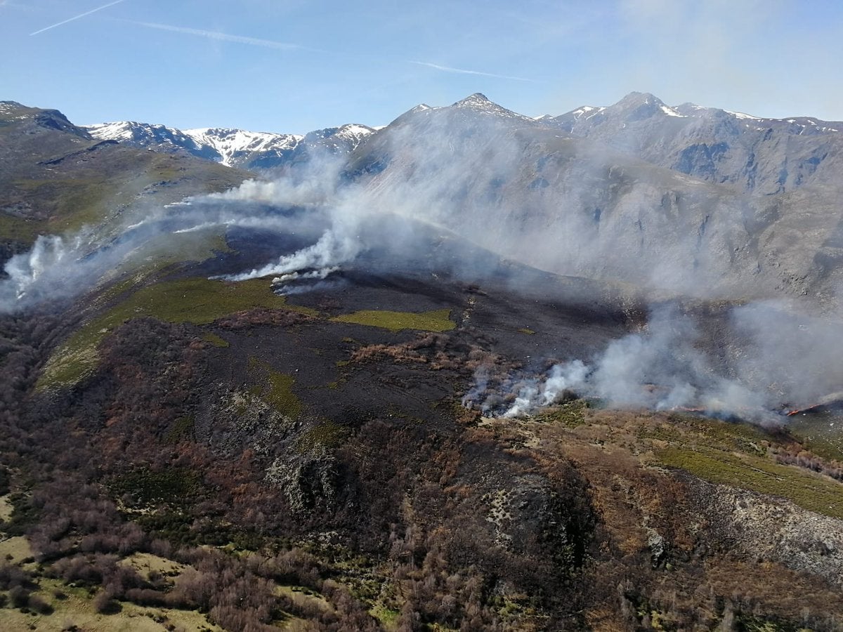 Fotos: Incendio en la localidad de La Baña