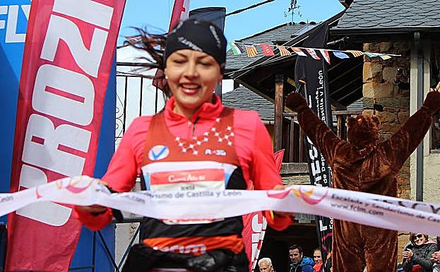 Denisa Dragomir al cruzar la línea de meta.