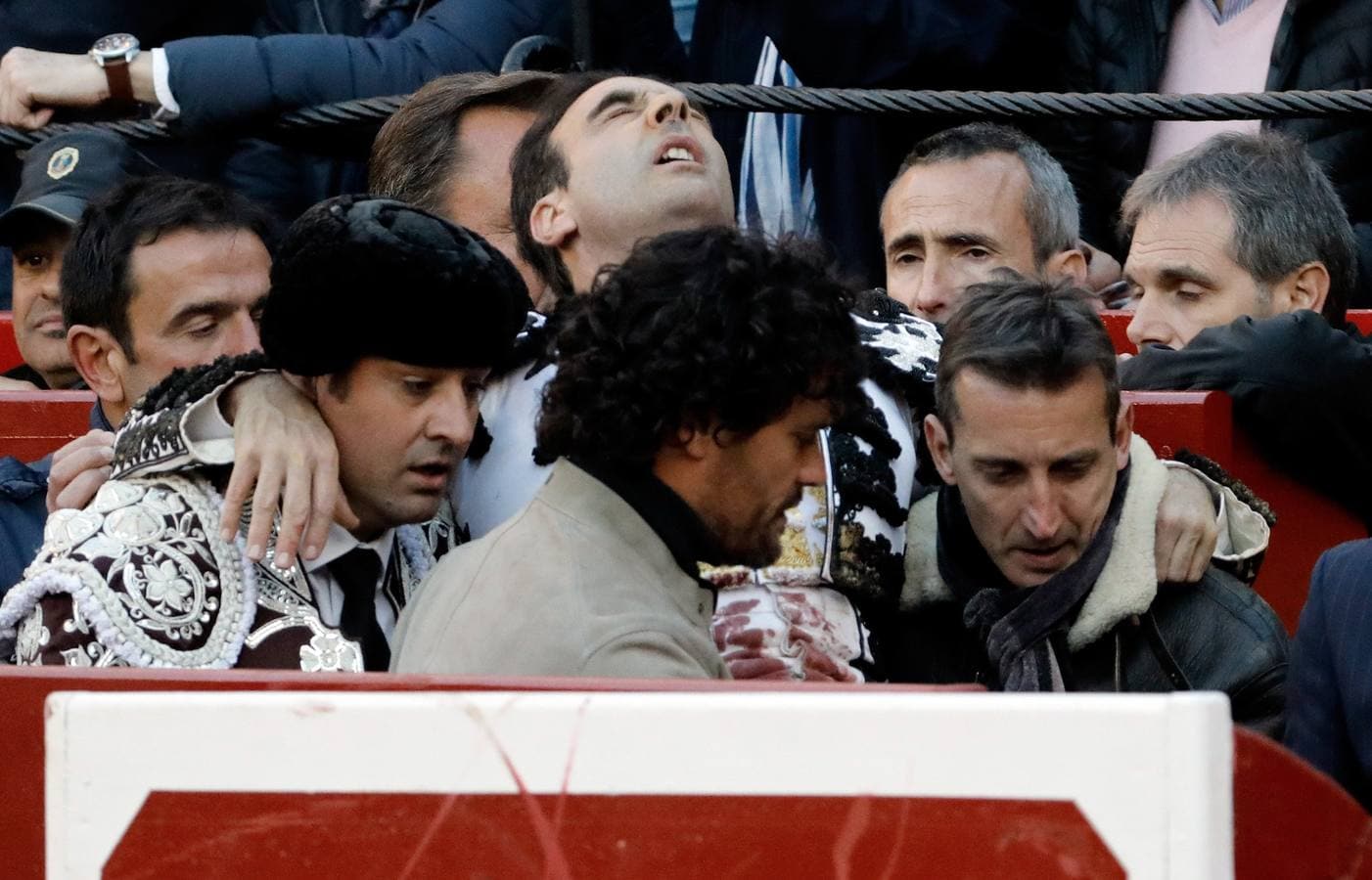 El torero valenciano Enrique Ponce ha sufrido una cogida en la corrida de este lunes, 18 de marzo de 2019, en la Feria de Fallas. Su segundo toro de la tarde, el quinto de la jornada, le ha dado una cornada en la parte posterior del muslo izquierdo, justo debajo de la nalga. En la caída, el diestro de Chiva también se ha lesionado la rodilla izquierda.