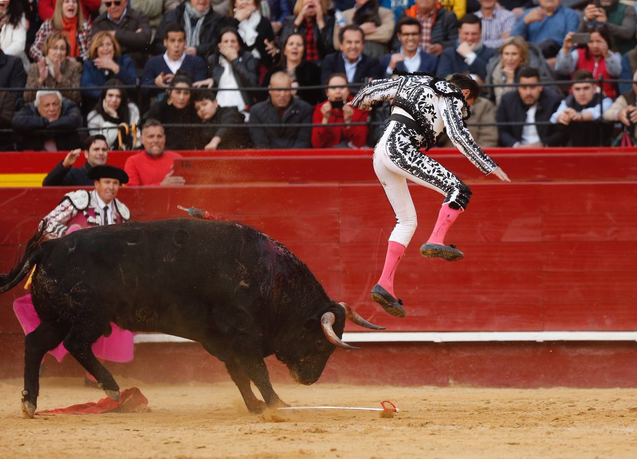 El torero valenciano Enrique Ponce ha sufrido una cogida en la corrida de este lunes, 18 de marzo de 2019, en la Feria de Fallas. Su segundo toro de la tarde, el quinto de la jornada, le ha dado una cornada en la parte posterior del muslo izquierdo, justo debajo de la nalga. En la caída, el diestro de Chiva también se ha lesionado la rodilla izquierda.