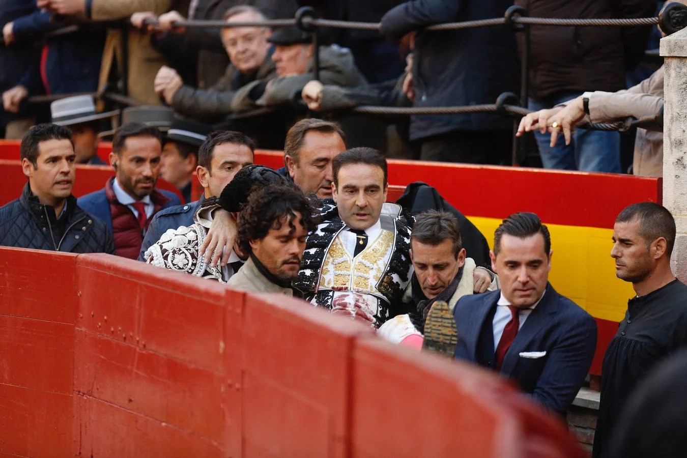 El torero valenciano Enrique Ponce ha sufrido una cogida en la corrida de este lunes, 18 de marzo de 2019, en la Feria de Fallas. Su segundo toro de la tarde, el quinto de la jornada, le ha dado una cornada en la parte posterior del muslo izquierdo, justo debajo de la nalga. En la caída, el diestro de Chiva también se ha lesionado la rodilla izquierda.