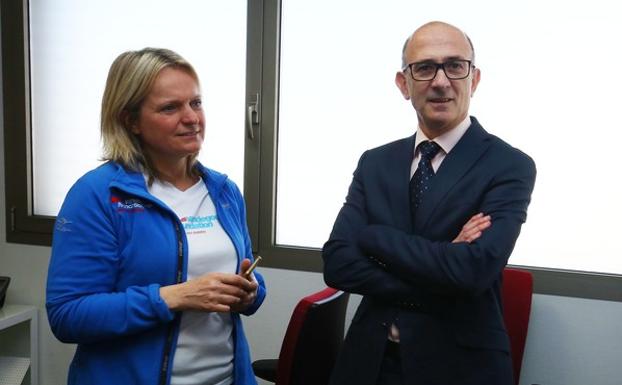 El director médico de la Gerencia Sanitaria del Bierzo, Luis Zorita, junto a la representante de la fundación Holandesa Bas van de Goor, Petra Seegers, durante la presentación del proyecto.