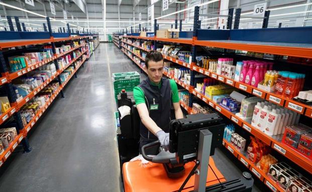 Un empleado de Mercadona recoge los pedidos de los clientes realizados por internet en el nuevo almacén de Valencia.