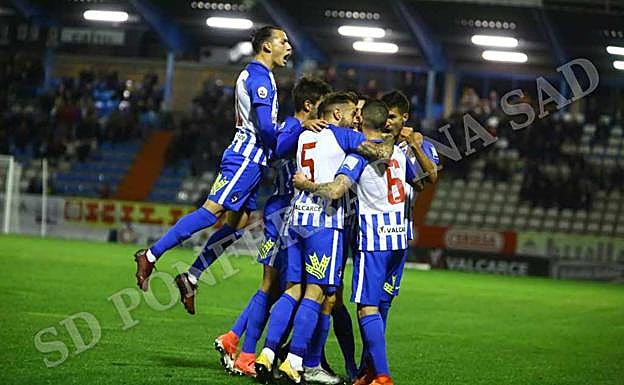 Jugadores de la Ponferradina celebrando un gol en el partido de la primera vuelta contra el Real Madrid Castilla. 