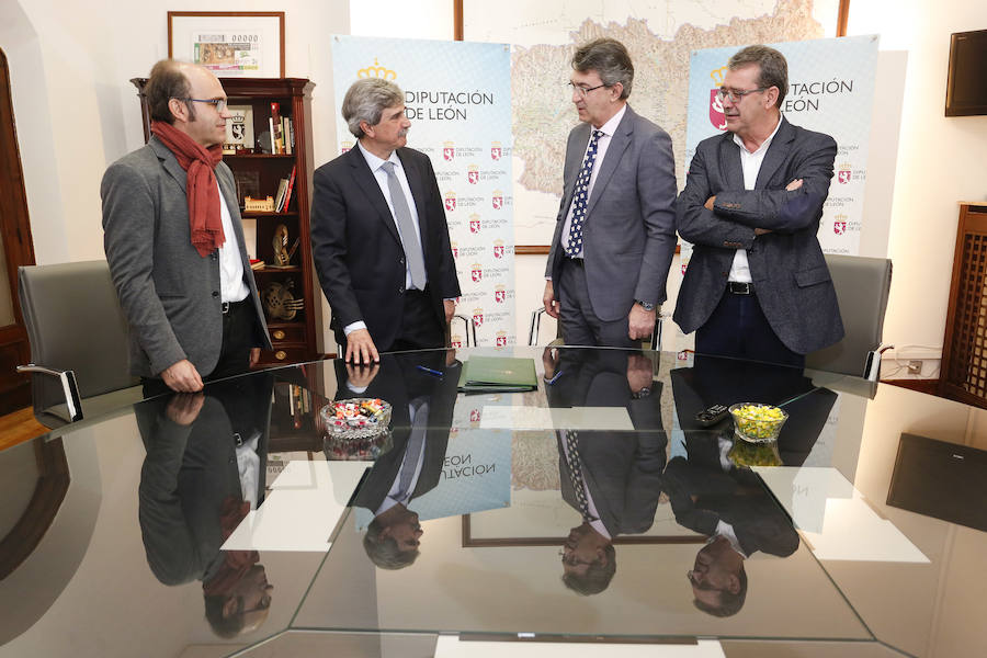 Fotos: Firma de un convenio de colaboración entre la ULE y la Diputación de León