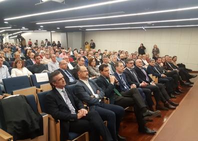 Imagen secundaria 1 - En la imagen de arriba, Ángel Ortiz, director de El Norte de Castilla durante su intervención. En las otras dos imágenes, los invitados al acto y los periodistas Luis Miguel de Dios y María Aurora Viloria, en la mesa redonda moderada por el historiador Enrique Berzal.