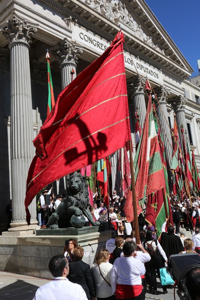 Colorido, emoción y reconocimiento en la lectura de los Decreta a las puertas del Congreso de los Diputados y entre pendones leoneses