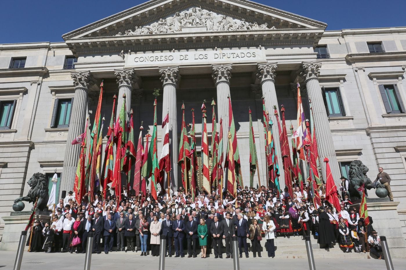 Colorido, emoción y reconocimiento en la lectura de los Decreta a las puertas del Congreso de los Diputados y entre pendones leoneses