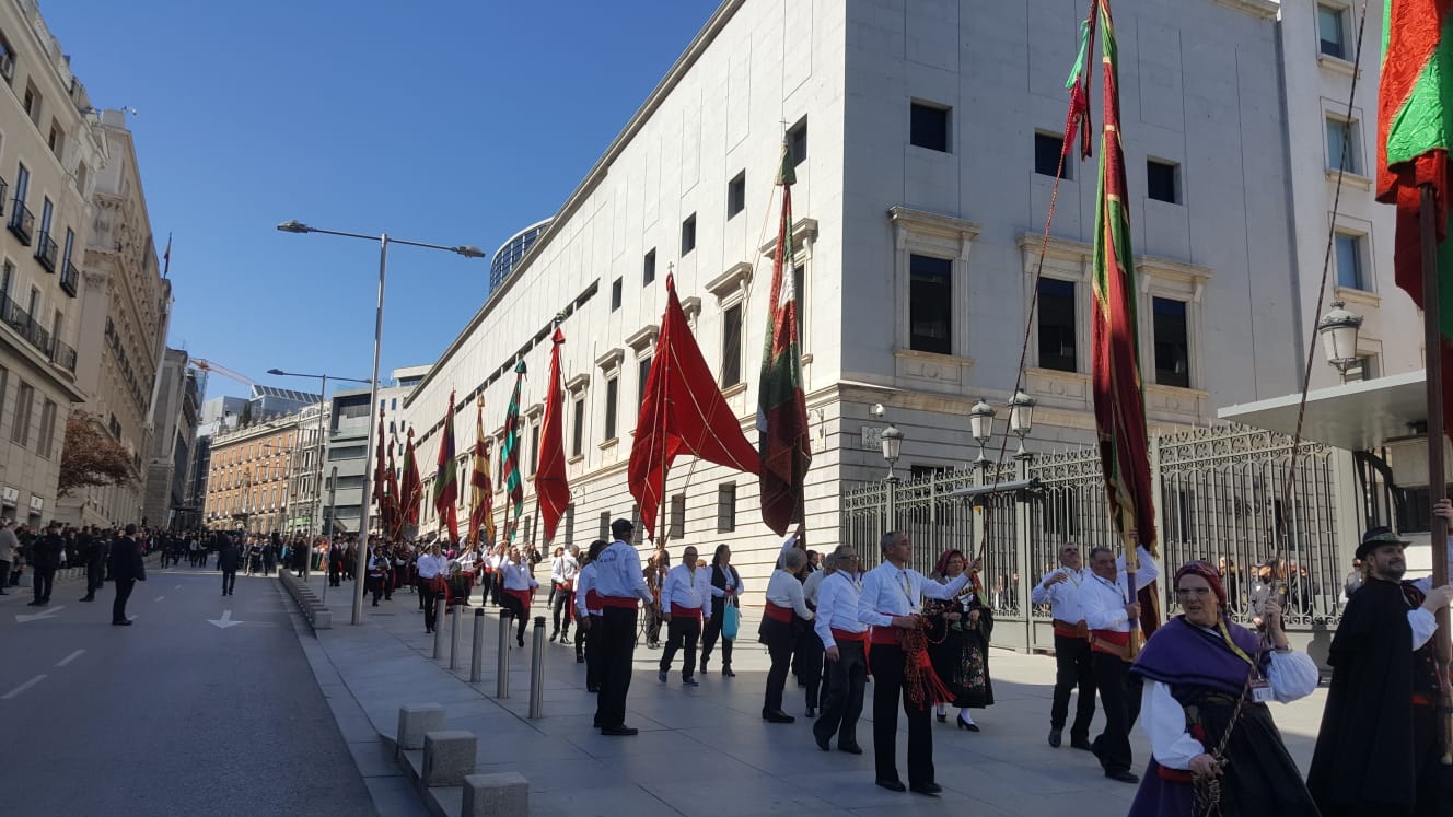 Colorido, emoción y reconocimiento en la lectura de los Decreta a las puertas del Congreso de los Diputados y entre pendones leoneses