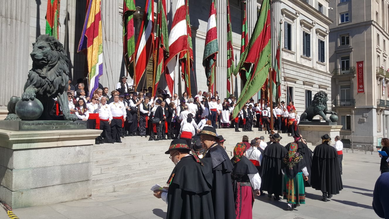 Colorido, emoción y reconocimiento en la lectura de los Decreta a las puertas del Congreso de los Diputados y entre pendones leoneses