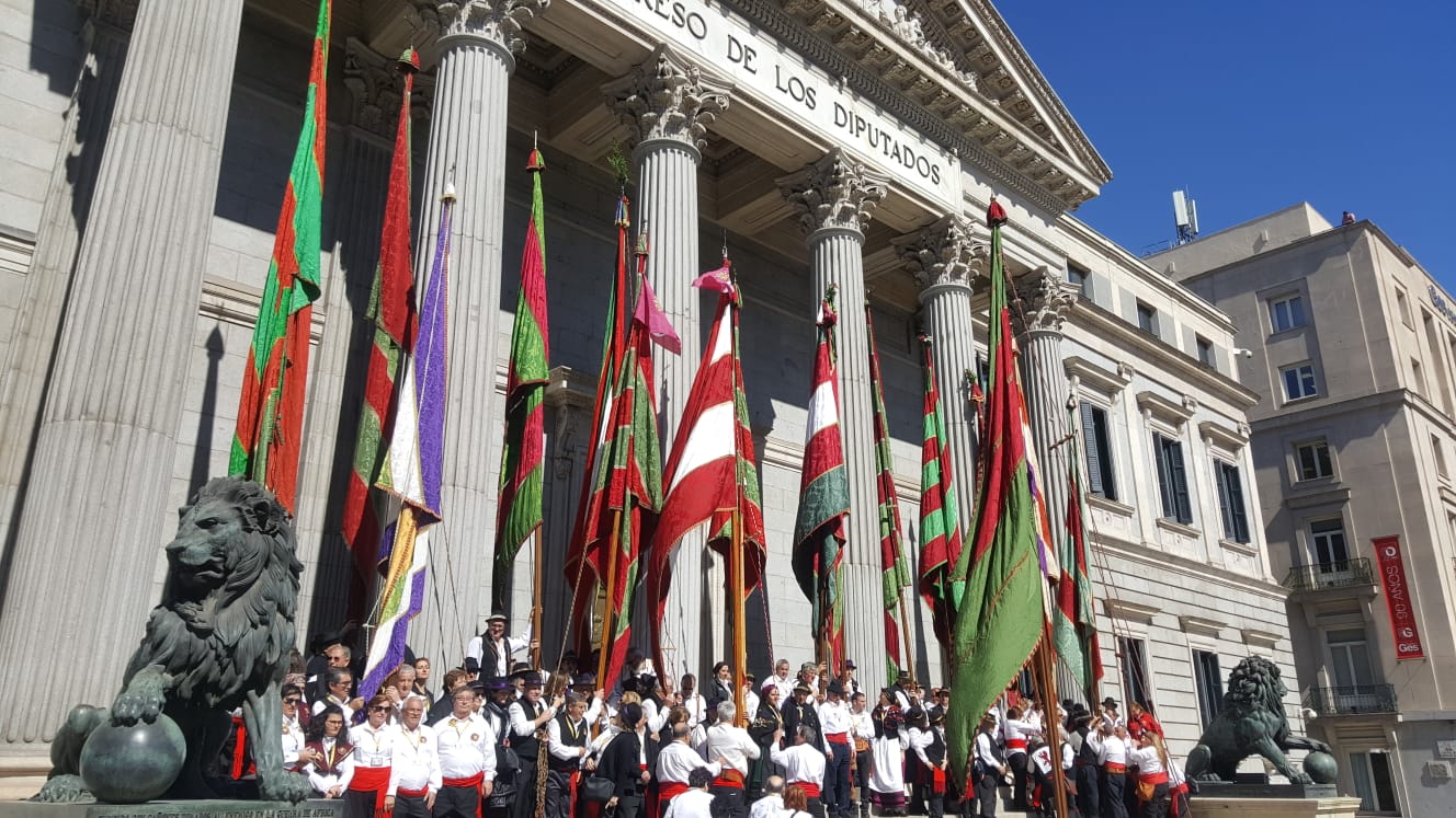 Colorido, emoción y reconocimiento en la lectura de los Decreta a las puertas del Congreso de los Diputados y entre pendones leoneses