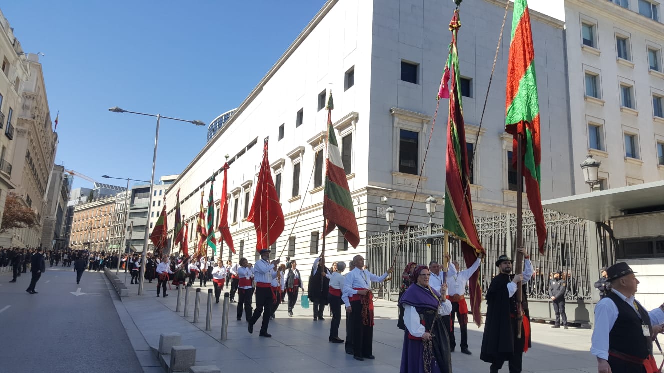 Colorido, emoción y reconocimiento en la lectura de los Decreta a las puertas del Congreso de los Diputados y entre pendones leoneses