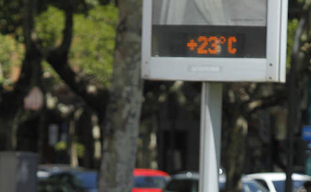 El termómetro marca 23 grados en una calle de Valladolid capital.