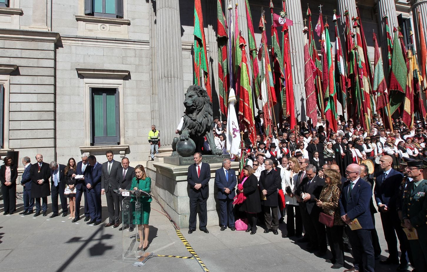 Los presidentes de la Junta, Juan Vicente Herrera, y de las Cortes regionales, Ángel Ibañez y el alcalde de León Antonio Silvan y la presidenta del Congreso de los Diputados, Ana Pastor, asisten a la presentación de la publicación 'Las Cortes de León: cuna del parlamentarismo', en el Congreso de los Diputados.