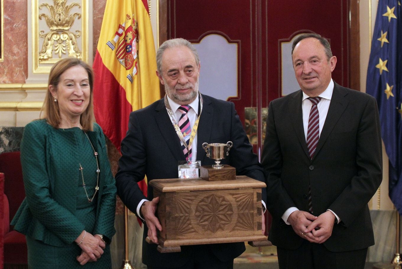 Los presidentes de la Junta, Juan Vicente Herrera, y de las Cortes regionales, Ángel Ibañez y el alcalde de León Antonio Silvan y la presidenta del Congreso de los Diputados, Ana Pastor, asisten a la presentación de la publicación 'Las Cortes de León: cuna del parlamentarismo', en el Congreso de los Diputados.