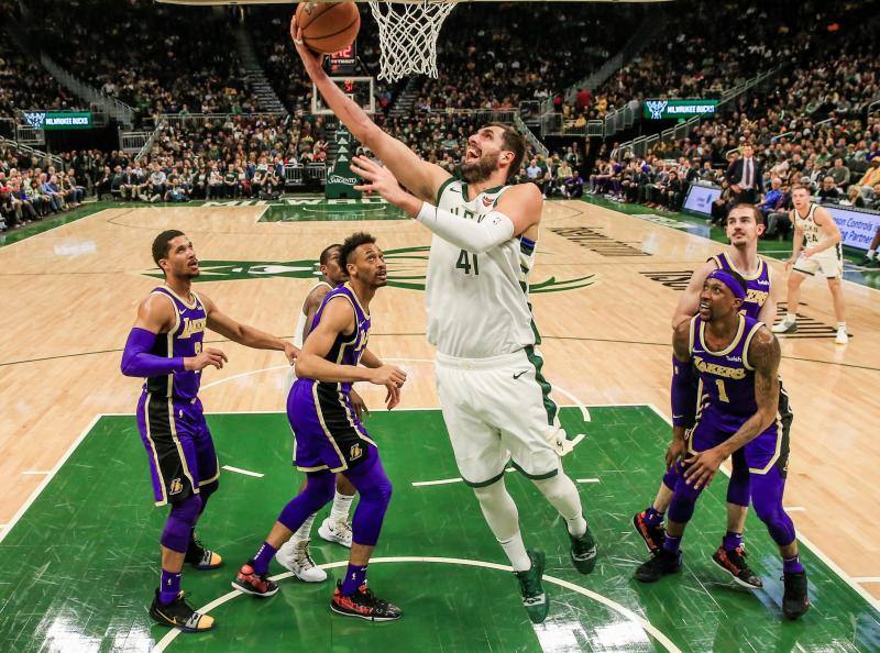 Nikola Mirotic de los Milwaukee Bucks, durante un partido de la NBA