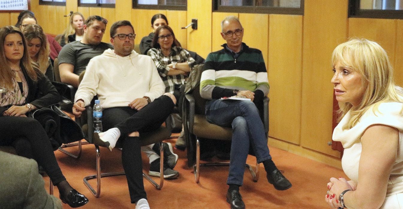 José Luis Prada, alma mater del sello empresarial 'Prada a Tope', y Mar Casas, fundadora de Transleyca, protagonizaron la segunda sesión de las VIII Jornadas de Empresa Familiar