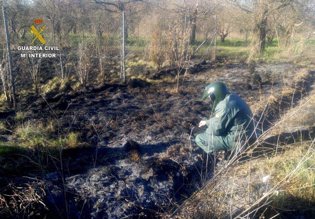 Un agente de la Guardia Civil, en el lugar del incendio. 