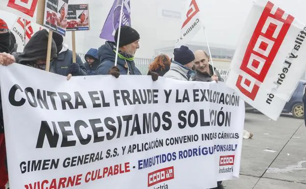 Movilizaciones de CCOO a las puertas de la planta leonesa de Embutidos Rodríguez.
