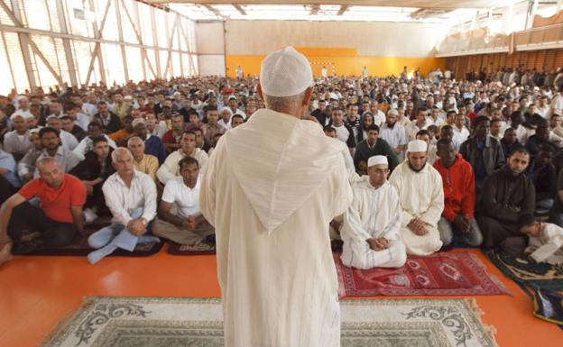 Un imán se dirige a cientos de musulmanes durante el rito de comienzo del Eid-al-Fitr en una mezquita española. 