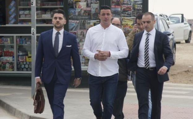 Imagen de archivo del dueño de la finca, junto a sus abogados, a su llegada a los juzgados. 