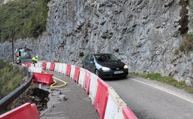 Un operario prepara la zona del argayu para el comienzo del arreglo de la N-625 en Camporriondi. 