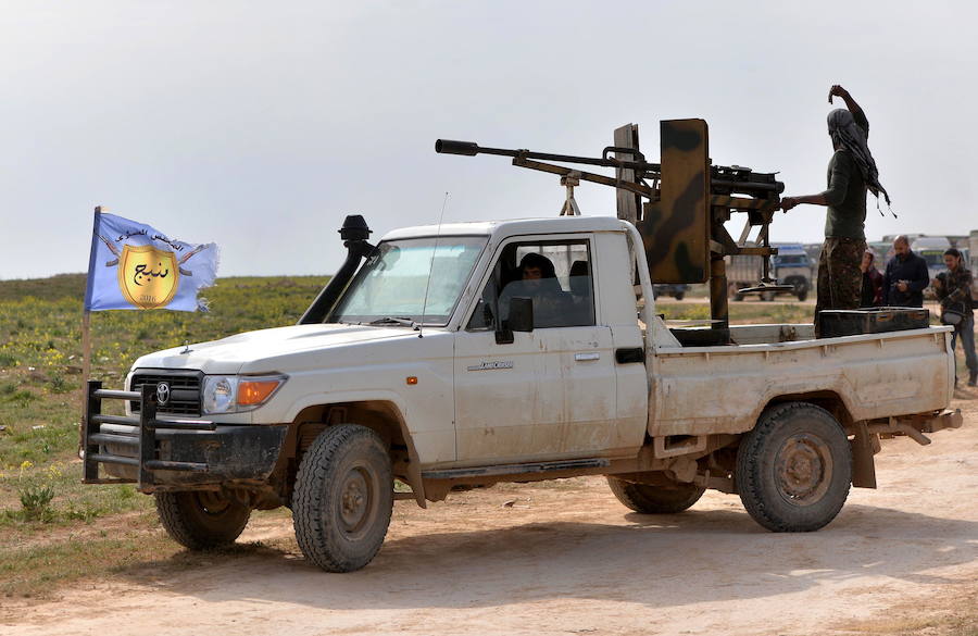 Las Fuezas Democráticas Sirias colocan la bandera victoriosa en Baghuz, una localidad siria cercana a la frontera con Irak.