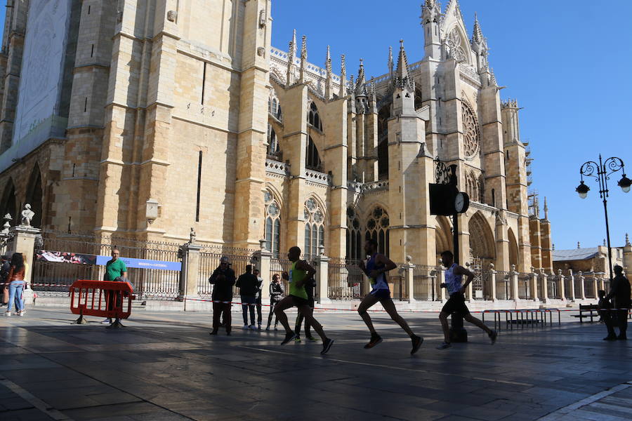 Fotos: La Media, al paso por la Catedral