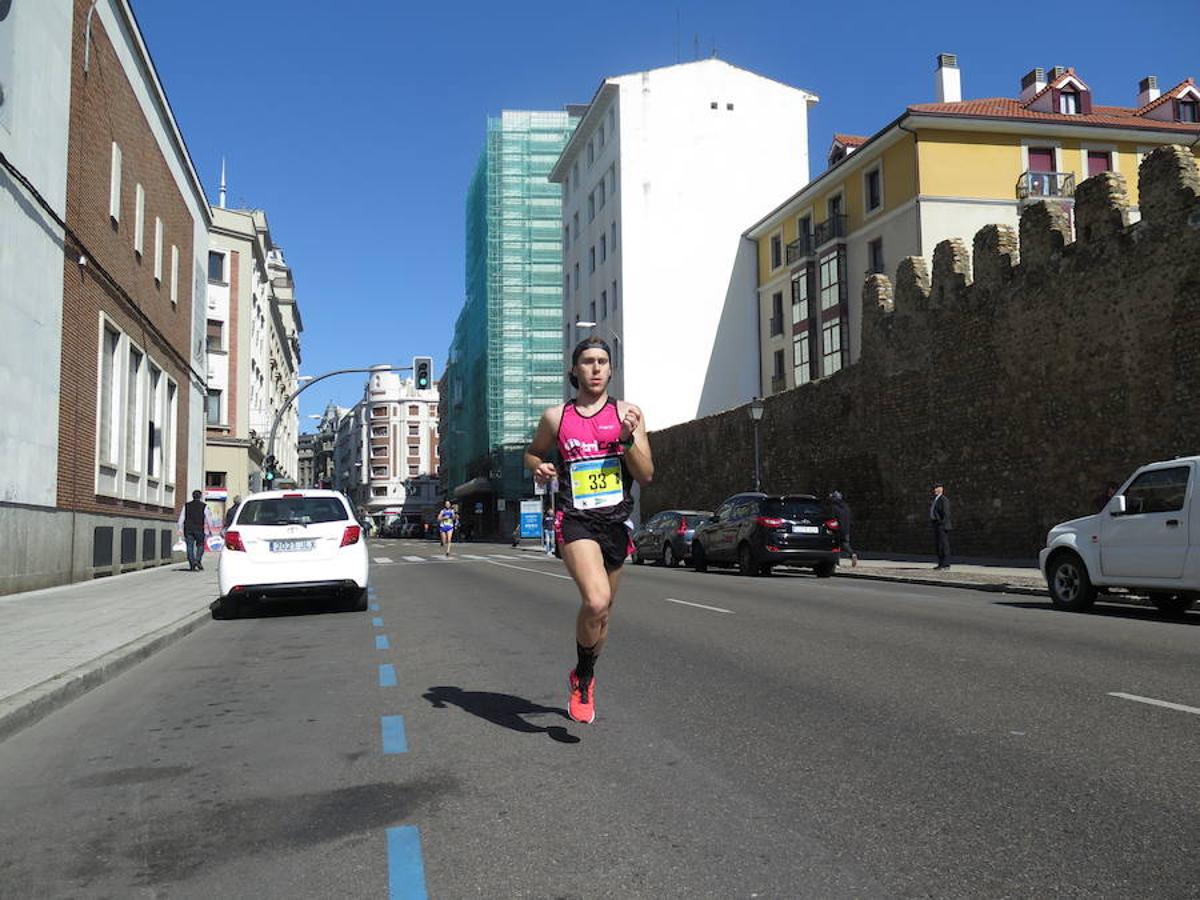 Fotos: La Media Maratón, a su paso por Burgo Nuevo e Independencia