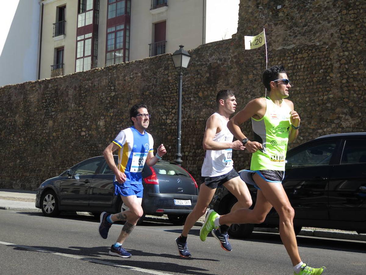 Fotos: La Media Maratón, a su paso por Burgo Nuevo e Independencia