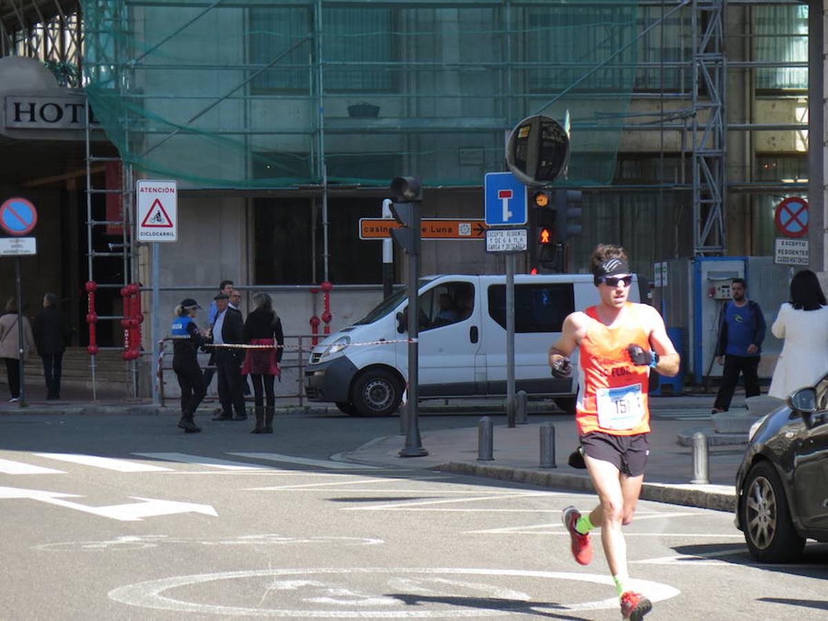 Fotos: La Media Maratón, a su paso por Burgo Nuevo e Independencia