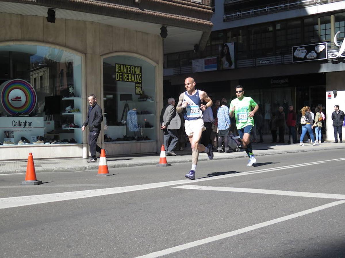 Fotos: La Media Maratón, a su paso por Burgo Nuevo e Independencia