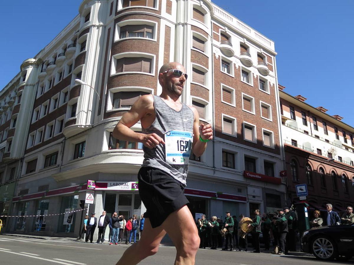 Fotos: La Media Maratón, a su paso por Burgo Nuevo e Independencia