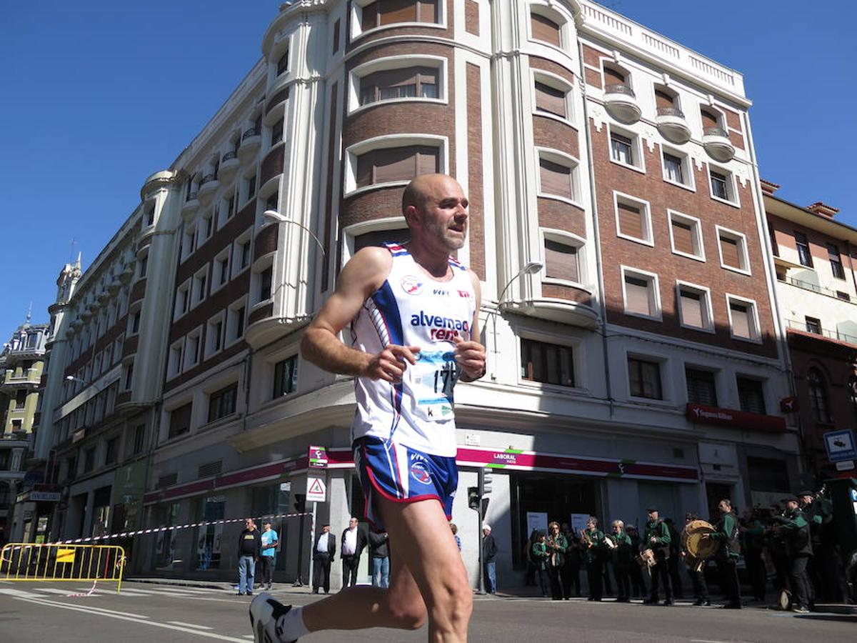 Fotos: La Media Maratón, a su paso por Burgo Nuevo e Independencia