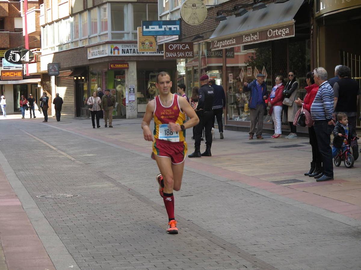 Fotos: La Media Maratón, a su paso por Burgo Nuevo e Independencia