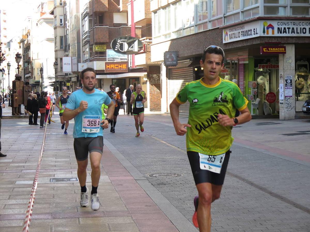 Fotos: La Media Maratón, a su paso por Burgo Nuevo e Independencia