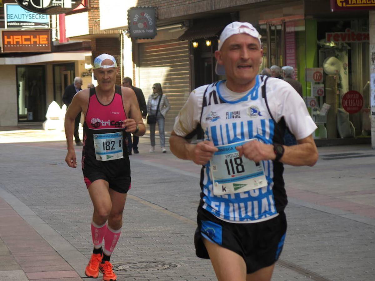 Fotos: La Media Maratón, a su paso por Burgo Nuevo e Independencia