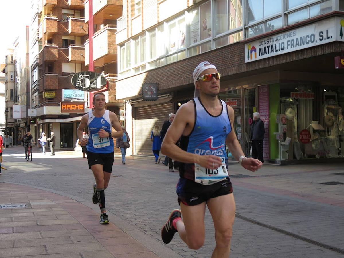 Fotos: La Media Maratón, a su paso por Burgo Nuevo e Independencia