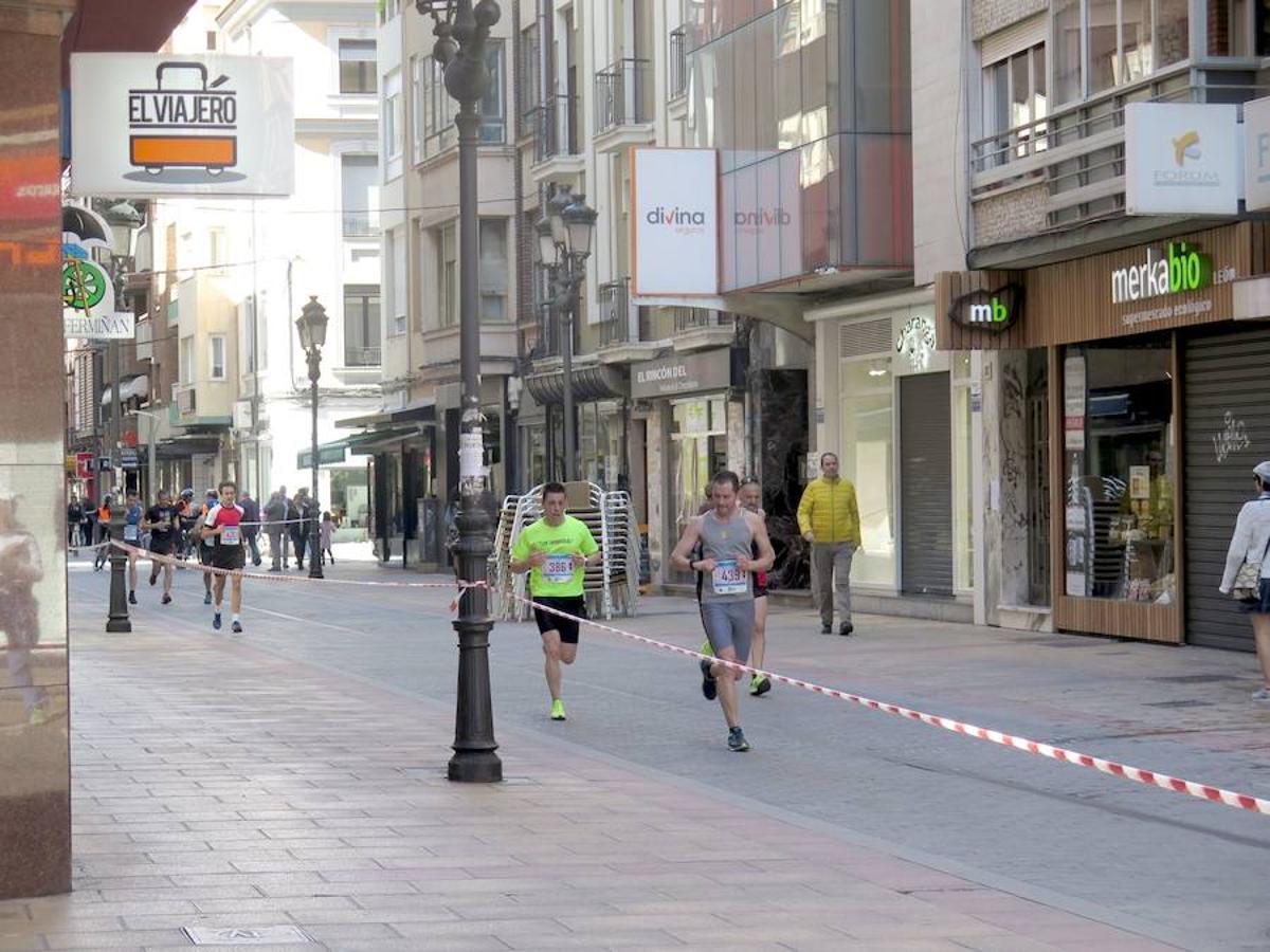 Fotos: La Media Maratón, a su paso por Burgo Nuevo e Independencia