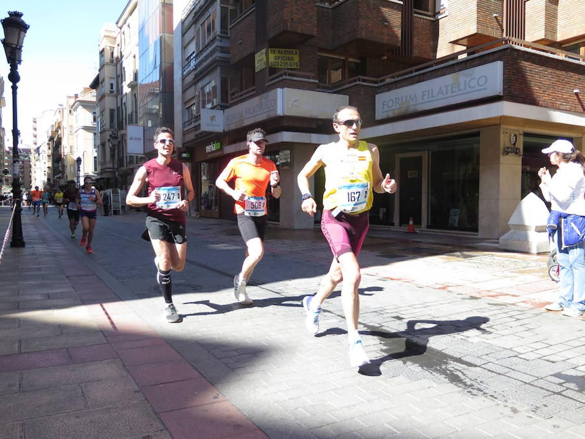 Fotos: La Media Maratón, a su paso por Burgo Nuevo e Independencia