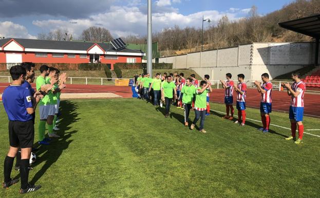 Homenaje a los usuarios de Asprona Bierzo, en los prolegómenos del partido.