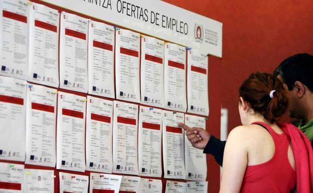 Casi tres de cada cuatro parados con formación universitaria en Castilla y León son mujeres
