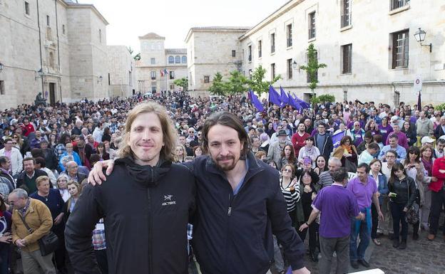 Pablo Fernández junto a Pablo Iglesias.