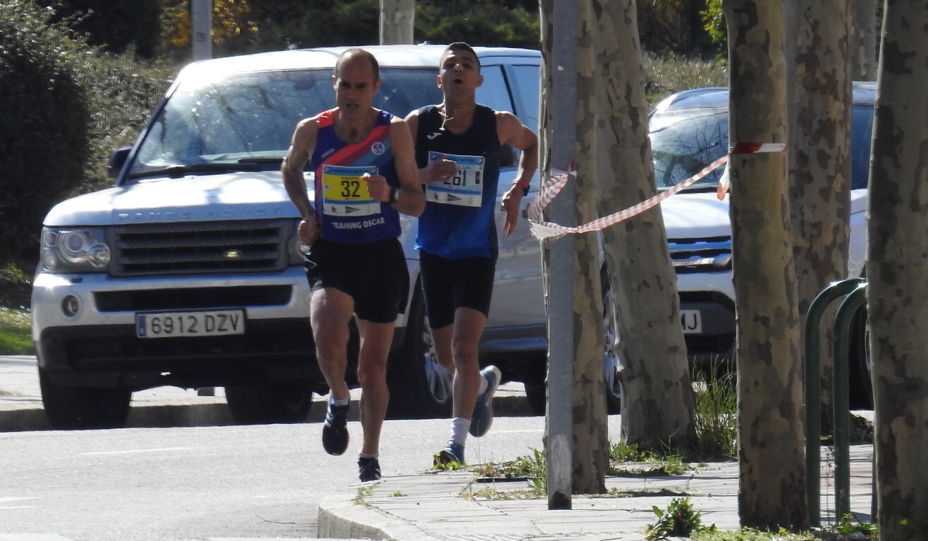 Las calles de León han acogido en la jornada dominical y con una gran participación su tradicional 'Media maratón'. La jornada se ha visto acompañada por el buen tiempo.